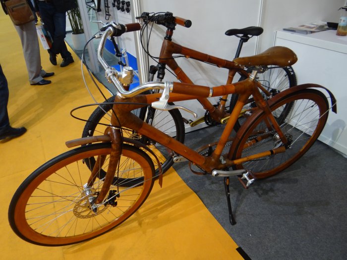 велосипед из дерева и бамбука